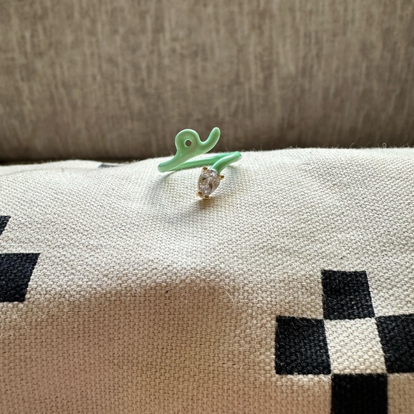 💚 Light Green Baby Tendril Vine Enamel Ring ✨ - Picture 5 of 13
